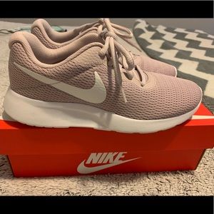 Womens Nike Tanjun Shoes